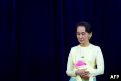 Penasihat Negara Myanmar Aung San Suu Kyi meninggalkan rumah setelah menyampaikan pidato di hadapan sidang umum mahasiswa Universitas Yangon di Yangon pada 28 Agustus 2018. (Foto: AFP)