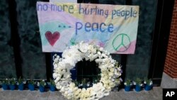Miembros de la familia de Martin Richards, de 8 años, una de las víctimas colocaron una ofrenda floral en el sitio de atentado.