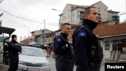 Kosovska policija na ulicama severne Mitrovice
