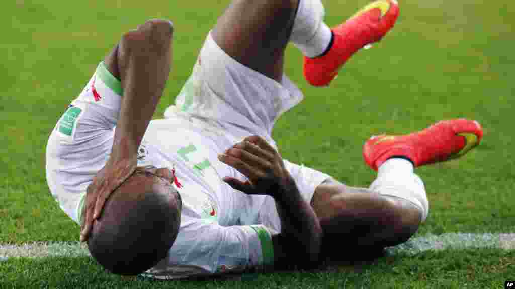 Yacine Brahimi de l'Algérie tient sa tête après une chute lors du match de football Coupe du monde du groupe H entre l'Algérie et la Russie à l'Arena da Baixada à Curitiba, au Brésil, le jeudi 26 Juin 2014.