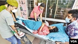 হাসপাতালে নেয়া হচ্ছে করোনা আক্রান্ত একজন রোগীকে 