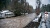 El arroyo Mill aumentó la altura de su caudal tras el paso de una tormenta en la zona de viviendas Kooskooskie, al este de Wala Walla, en el estado de Washington, el jueves 6 de febrero de 2020. (Greg Lehman/Walla Walla Union-Bulletin vía AP)