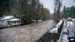 El arroyo Mill aumentó la altura de su caudal tras el paso de una tormenta en la zona de viviendas Kooskooskie, al este de Wala Walla, en el estado de Washington, el jueves 6 de febrero de 2020. (Greg Lehman/Walla Walla Union-Bulletin vía AP)