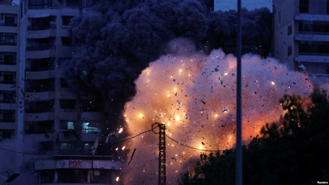 Požar u južnom predgrađu Bejruta nakon izraelskog napada (Foto: REUTERS/Mohamed Azakir)