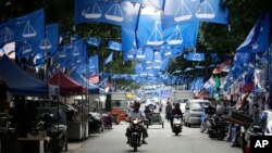 Bendera-bendera dari berbagai partai politik tergantung di sepanjang sebuah jalan di Kuala Lumpur, 7 Mei 2018.