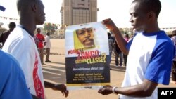 Des manifestants tenant un poster de Norbert Zongo, assassiné le 13 decembre 1998.