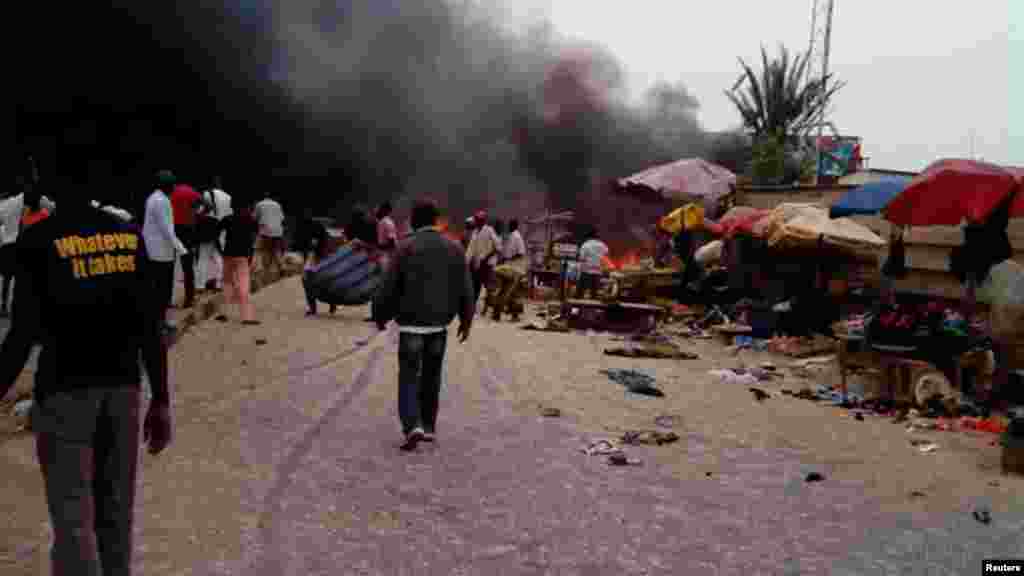 Hayaki ya turnuke samaniya, bayan fashewar tagwayen boma-bomai a tashar motar Bus da aka fi sani da &ldquo;taminos&rdquo; a birnin Jos, dake Jihar Filato a Najeriya, Talata Mayu 20, 2014.