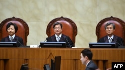 South Korea's Supreme Court Chief Justice Kim Myeong-su, center, delivers the court's ruling on a conscientious objector's conviction of refusing to do mandatory military service, at the court in Seoul, Nov. 1, 2018. 