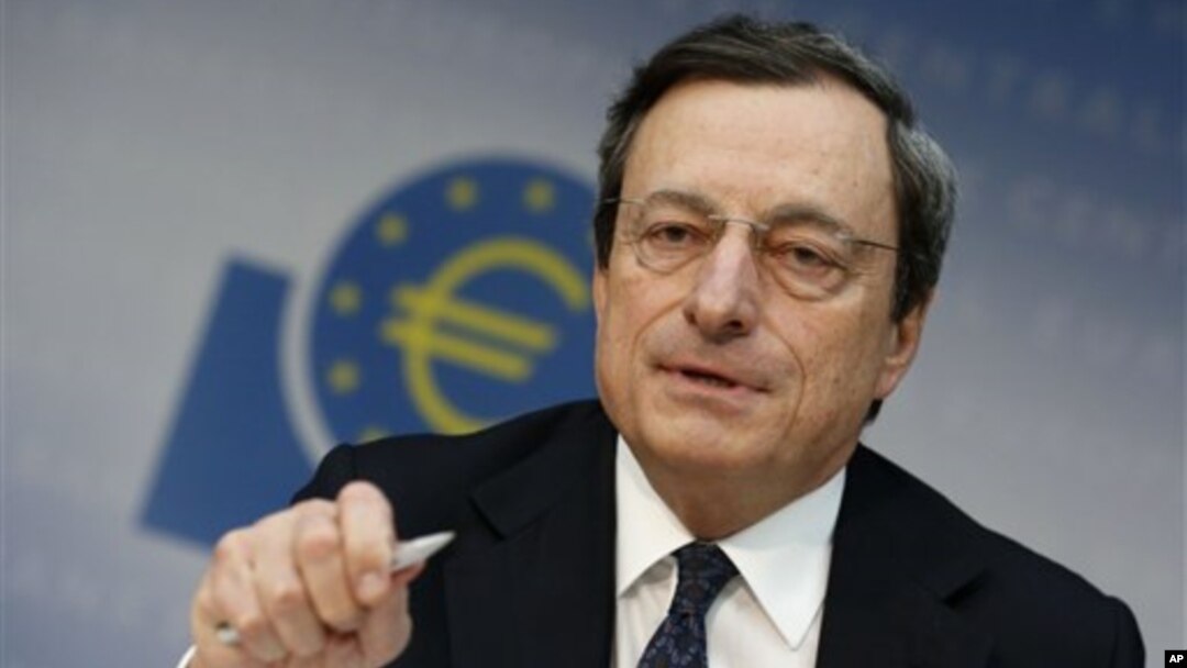 Mario Draghi, Presiden Bank Sentral Eropa mengatakan akan mempertimbangkan pembelian obligasi dari bank-bank Eropa (foto: dok).