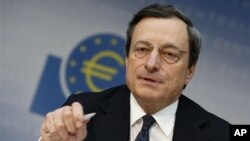 Mario Draghi, Presiden Bank Sentral Eropa mengatakan akan mempertimbangkan pembelian obligasi dari bank-bank Eropa (foto: dok).