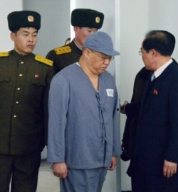 케네스 배 씨가 북한 억류 당시인 지난 2014년 1월 평양에서 열린 기자회견장에 수의 차림으로 나오고 있다.