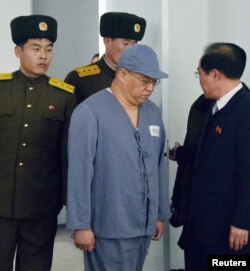 케네스 배 씨가 북한 억류 당시인 지난 2014년 1월 평양에서 열린 기자회견장에 수의 차림으로 나오고 있다.