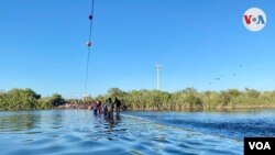 Migrantes se arriesgan a las bajas temperaturas, con frecuencia llevando menores, para cruzar el río Bravo, en busca del sueño americano.