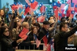 Para pendukung Presiden Taiwan Tsai Ing-wen menunggu ia tiba di Lotte Hotel di Manhattan di New York City. (Foto: Reuters)