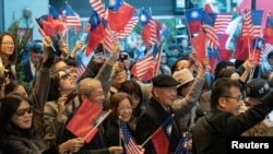 支持者在纽约曼哈顿乐天酒店欢迎台湾总统蔡英文的到来。(2023年3月29日)