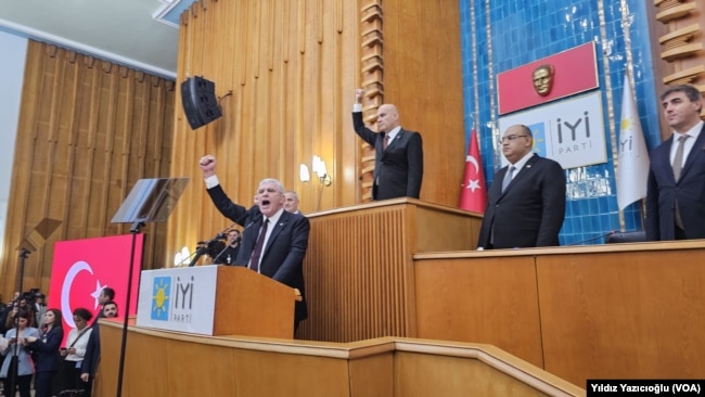 İYİ Parti lideri, grup konuşmasını sağ yumruğunu kaldırarak, “Ne mutlu Türküm diyene” sözleriyle bitirdi.