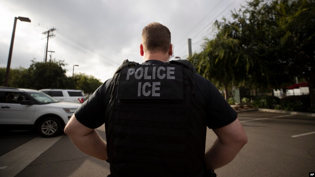 ARCHIVO - Un agente del Servicio de Inmigración y Aduanas de EE.UU.durante una operación en Escondido, California. Julio 8 de 2019.