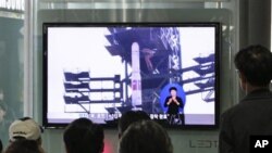 지난 4월 북한의 미사일 발사 소식을 지켜보는 서울 시민들. (자료사진)