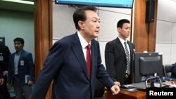 2025년 4월 대한민국 서울중앙지방법원 법정에서 열린 내란 혐의 관련 형사 재판에 출석하기 위해 윤석열 전 한국 대통령이 도착하고 있다. (자료사진)