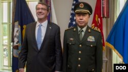 Pemimpin militer China, Jenderal Fan Changlong (kanan) ketika bertemu Menhan AS Ash Carter di Pentagon, 11 Juni 2015 (foto: dok).