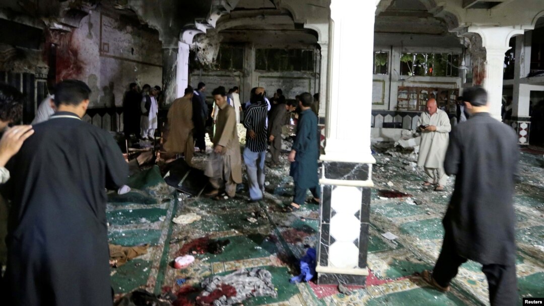 Polisi dan warga memeriksa di lokasi serangan bunuh diri atas sebuah masjid di Herat, Afghanistan, Selasa (1/8). 