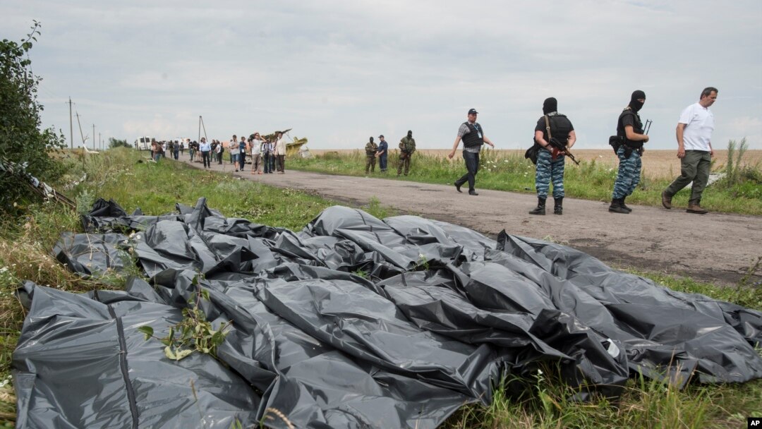 Ukrainada urib tushirilgan Malayziyaga qarashli samolyotning halok bo'lgan yo'lovchilarning jasadlari, Grabove qishlog'i yonida, 19-iyul, 2014-yil