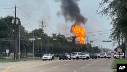 La policía bloquea una carretera mientras arde un gran incendio provocado por la explosión de un oleoducto cerca de La Porte, Texas, el lunes 16 de septiembre de 2024.