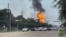La policía bloquea una carretera mientras arde un gran incendio provocado por la explosión de un oleoducto cerca de La Porte, Texas, el lunes 16 de septiembre de 2024.
