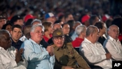 L'ancien président cubain Raul Castro, au centre, et le président cubain Miguel Diaz-Canel, deuxième à gauche, participent à un événement célébrant la Journée de la révolution à Santiago, Cuba, le 26 juillet 2018.