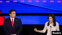 El gobernador de Florida, Ron DeSantis, y la exgobernadora de Carolina Sur Nikki Haley se ven las caras en el quinto debate por la nominación presidencial del Partido Republicano, en Des Moines, Iowa, el 10 de enero de 2024.