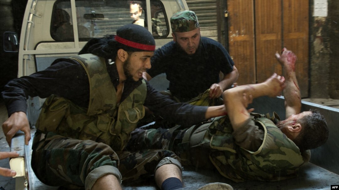 Phe nổi dậy Syria sơ tán một binh sĩ bị thương trong trận chiến với quân chính phủ ở Aleppo, 28.09.2012