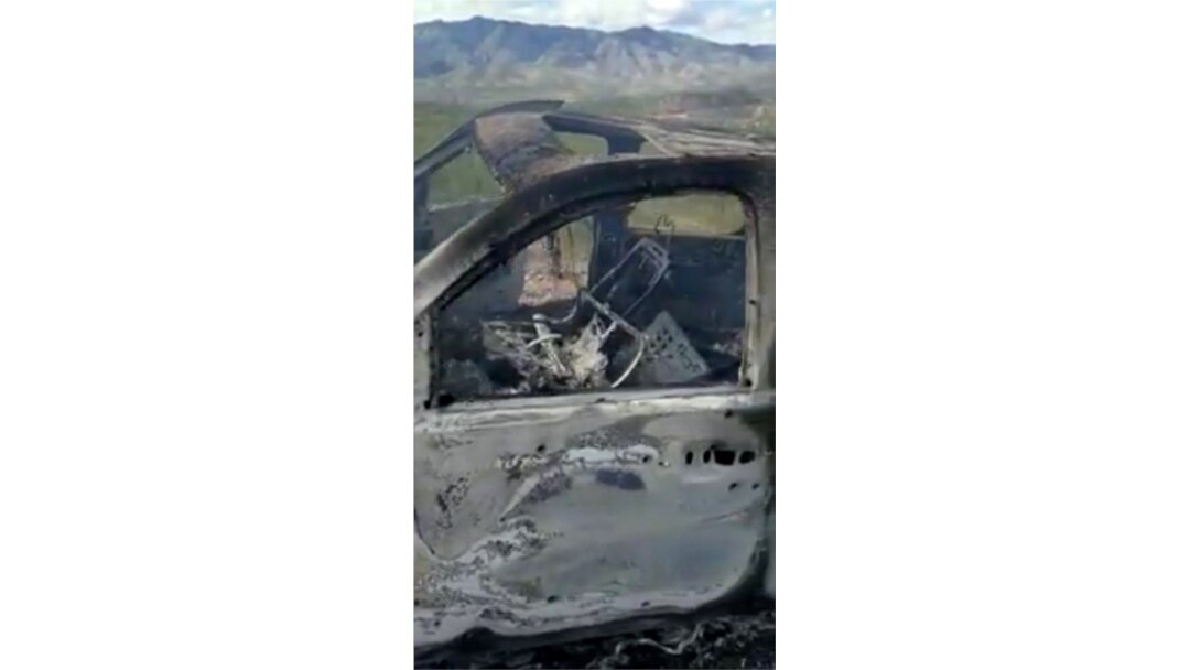Gambar yang diperoleh dari media sosial ini menampilkan puing-puing kendaraan yang hangus terbakar di Bavispe, Sonora, Meksiko, 4 November 2019. (Kredit Kenneth Miller / Lafe Langford Jr.)