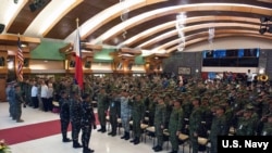 Anggota pasukan Filipina, AS, Jepang dan Australia memberikan penghormatan dalam upacara pembukaan latihan militer bersama ‘Balikatan’ di Aula Tejeros, Kamp Jenderal Emilio Aguinaldo, di Quezon City, Manila, Filipina, 7 Mei 2018. (Courtesy Photo: Angkatan Laut Amerika)