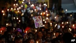 Católicos ugandeses esperan con cirios encendidos la llegada del papa Francisco para una reunión con catequistas y profesores durante su visita Munyonyo, Uganda. Viernes 27 de noviembre de 2015.