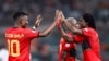 Gelson Dala e Mabululu, os dois principais marcadores de Angola, celebram um golo na vitória contra a Namíbia, Estádio da Paz, em Bouaké, Costa do Marfim, 27 janeiro 2024