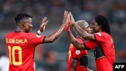 Gelson Dala e Mabululu, os dois principais marcadores de Angola, celebram um golo na vitória contra a Namíbia, Estádio da Paz, em Bouaké, Costa do Marfim, 27 janeiro 2024