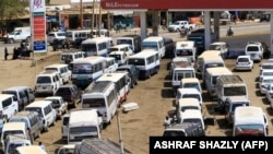 Des conducteurs soudanais font la queue pour faire le plein de carburant de leur véhicule à Omdourman le 11 mars 2020. (Photo: ASHRAF SHAZLY / AFP)