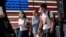 Cư dân đi dạo tại Times Square, dù các ca biến thể Delta tiếp tục tăng cao tại thành phố New York, tiểu bang New York, (ảnh chụp ngày 23/7/2021). 