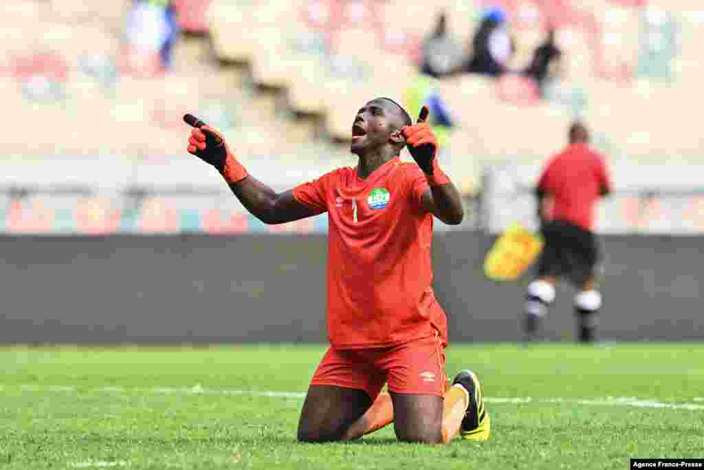 Sierra Leone&#39;s goalkeeper Mohamed Nbalie Kamara reacts after a draw in the match between Algeria and Sierra Leone.