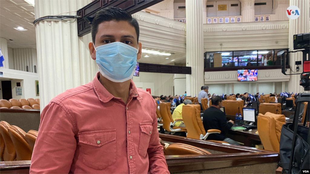 Los periodistas también han tomado sus propias medidas por el coronavirus. En la foto un reportero de un canal televiso local asiste al parlamento nacional con medidas de precaución. [Foto: Houston Castillo]