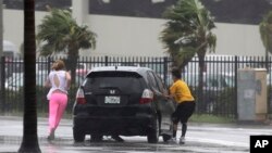 Des automobilistes remontent dans leur voiture dans l'archipel des Keys, en Floride, le 10 septembre 2017.