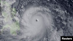 Gambar dari badan meteorologi Jepang menunjukkan topan Haiyan saat mendekati kawasan Filipina (7/11).