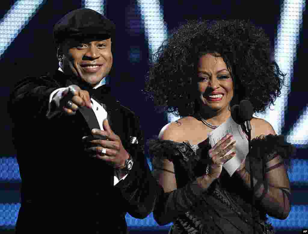 2月12号，LL Cool J(左)和戴安娜•罗斯颁发第54届格莱美最佳专辑奖。(AP Photo/Matt Sayles)