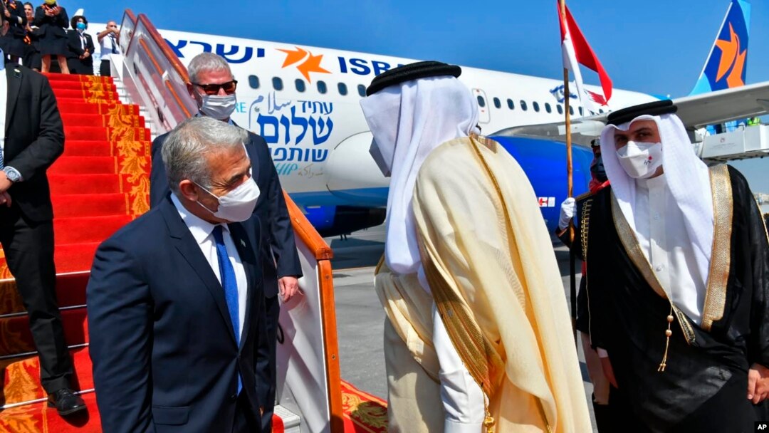 Menteri Luar Negeri Israel Yair Lapid (kiri) bertemu dengan Menteri Luar Negeri Bahrain Abdullatif bin Rashid Alzayani (kedua dari kanan) dalam kunjungan perdana Israel ke negara teluk pada 30 September 2021. (Foto: GPO via AP/Shlomi Amshalem)