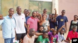 Libertados celebram junto à cadeia de Viana, nos arredores de Luanda