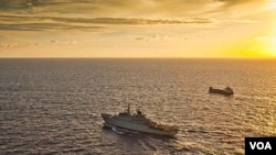 Kapal perang Swedia mengawal sebuah kapal dagang di lepas pantai Somalia (foto: dok).