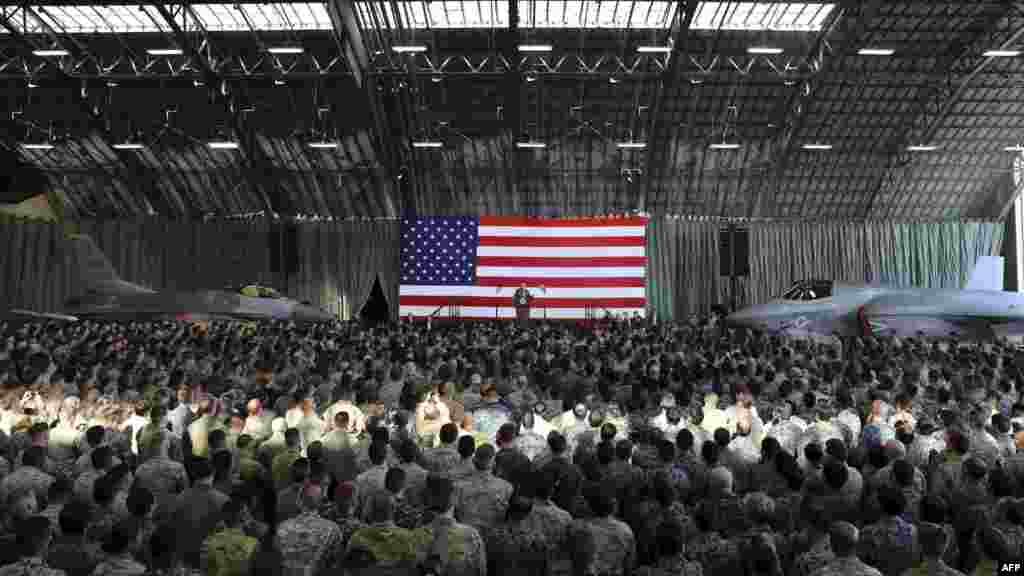 Le président américain Donald Trump prononce son discours devant les forces militaires américaines et les membres des Forces de défense du Japon à son arrivée à la base aérienne américaine de Yokota, le 5 novembre 2017.