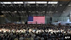 Presiden Amerika Serikat Donald Trump menyampaikan pidatonya kepada personil militer AS dan anggota Pasukan Pertahanan Jepang setibanya di Pangkalan Udara AS di Yokota di pinggiran kota Tokyo, Minggu, 5 November 2017.