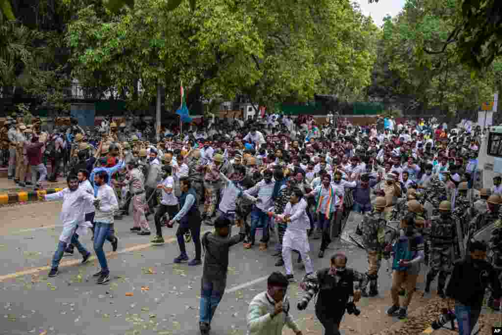 برخورد دانشجویان اتحادیه ملی دانشجویان هند وابسته به حزب کنگره با ماموران امنیتی در اعتراضات به افزایش بیکاری، در دهلی‌نو، هند 