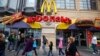 Des passants marchent devant un restaurant McDonald's à San Francisco, le 21 juillet 2010.